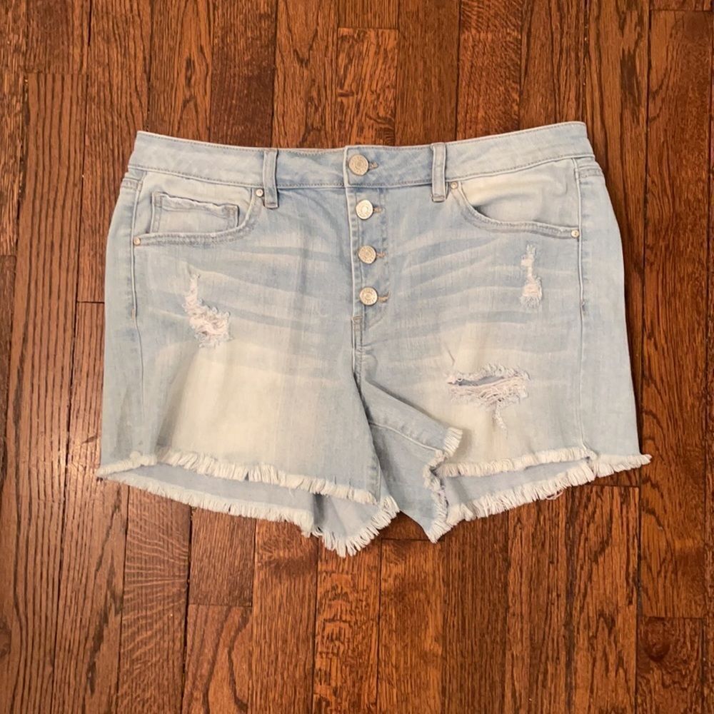 Like new! Refuge Sz 10 Distressed Buttonfly Shorts